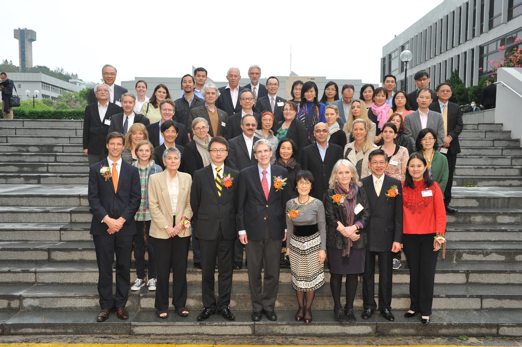 A group photo between CUHK faculties and Harvard delegates.